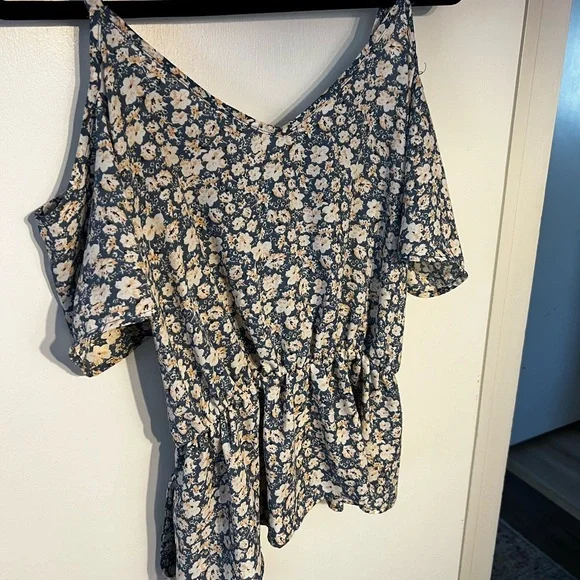 Sienna Sky Floral Off-Shoulder Women's Blouse Size Medium - Picture 2 of 7